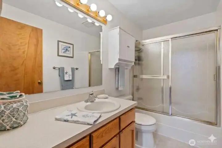 upper level full bath