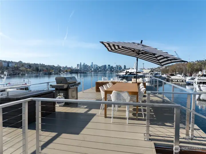 Above, the expansive rooftop deck offers the ultimate setting for BBQs, sunrise yoga, sunset gatherings, & soaking in ever-changing maritime activity & gorgeous city views.