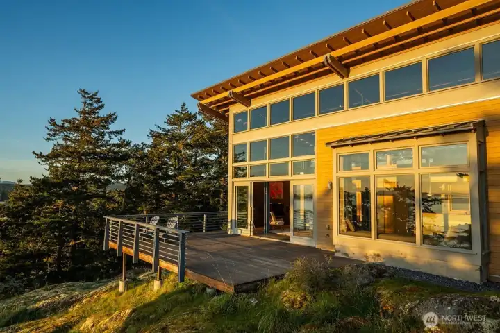 The deck transitions smoothly into the rocks and moss.