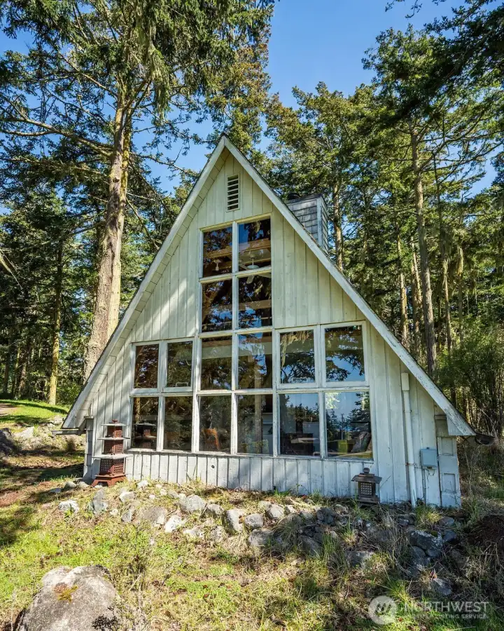 Rustic A-frame: perfect for guests or a studio.