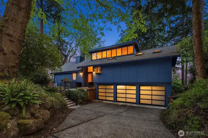 huge garage with 2 full bays,and one partial.