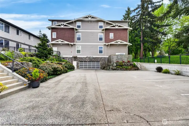 Front view of The Residence at Storvik Park building located directly adjacent to the lush ground of Storvik Park.