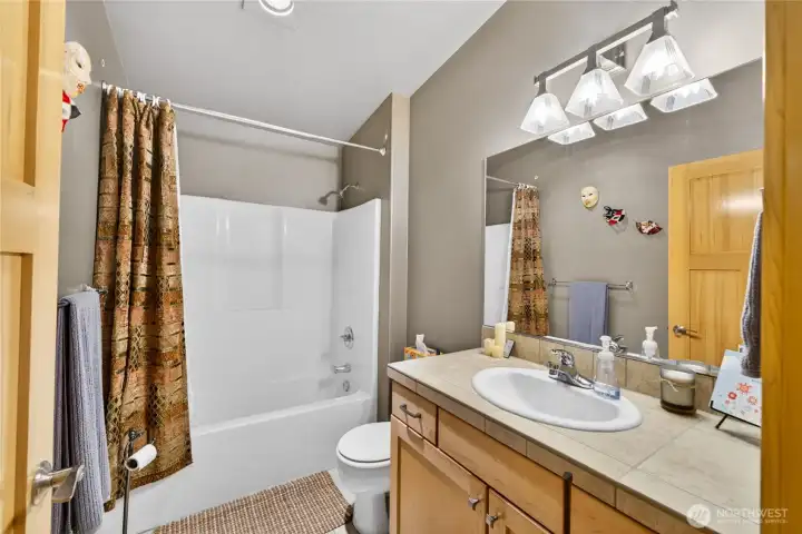 Full bathroom for guests and second bedroom.