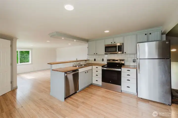 Airy kitchen with stainless steel appliances!