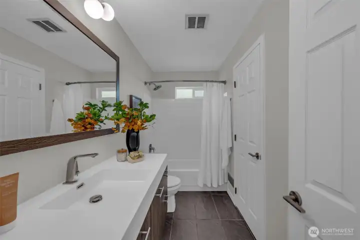 Main floor full bathroom
