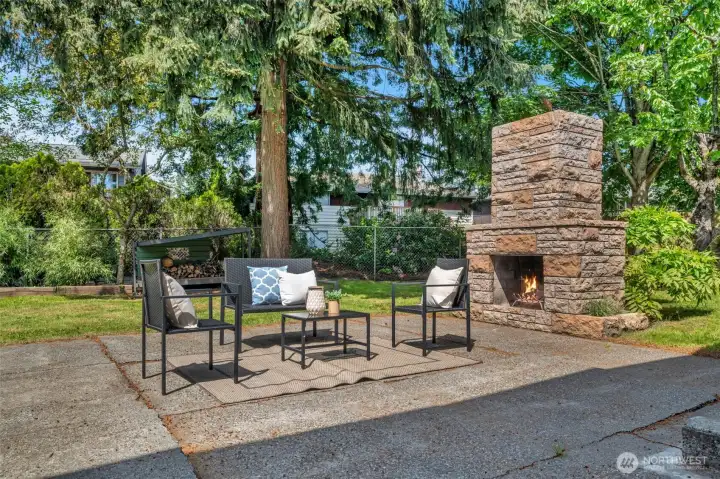 Fun spot to entertain! Perfect for hosting gatherings, offering a welcoming atmosphere for friends and family.