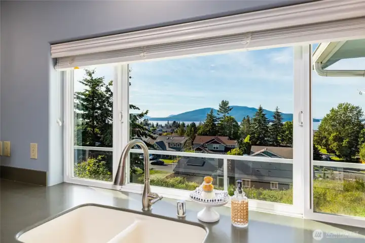 The views are perfectly framed from the kitchen area. The views are perfectly framed from the kitchen area.