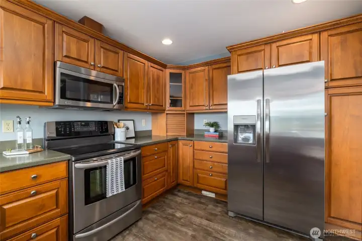 Quality wood cabinets and stainless appliances. Quality wood cabinets and stainless appliances.