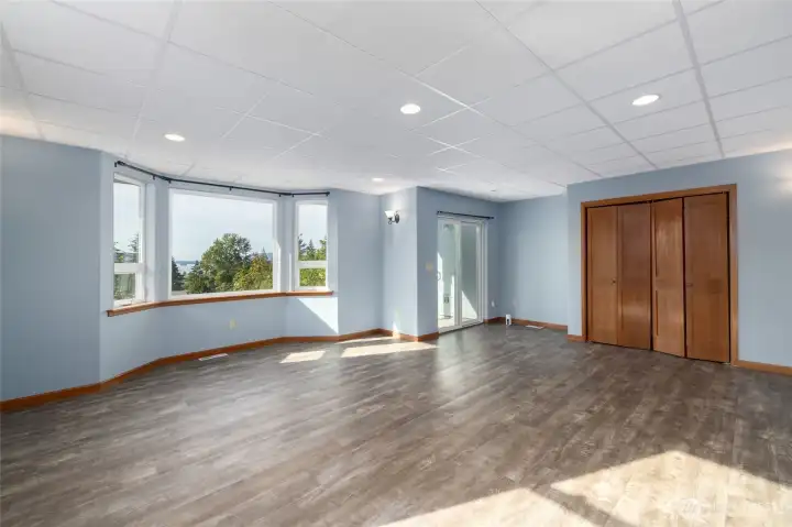 Lower level bonus room with easy access to the backyard. Lower level bonus room with easy access to the backyard.