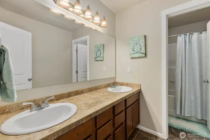 Upstairs bathroom w/dual sinks