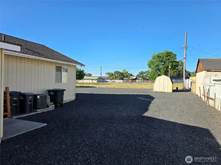 Look at all this parking! And a garden shed too! Look at all this parking! And a garden shed too!