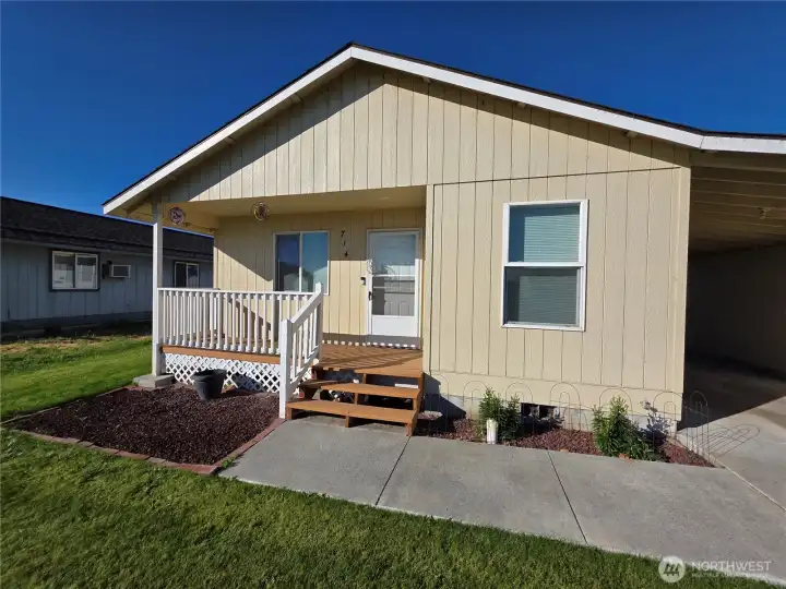 Cute front porch! Cute front porch!