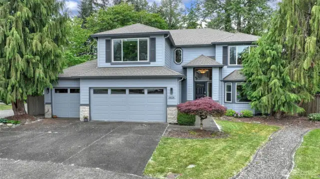 This home is filled w/warmth, natural light & timeless elegance, situated in the quiet Carrington Bluff neighborhood. The main level features 2 spacious living areas, including a welcoming great rm w/a stylish gas fireplace & built-in shelves. The remodeled chef's kitchen is complete w/dark wood cabinets, granite counters, SS appliances, wine fridge, & W/I pantry. Upstairs, you'll find an oversized bonus/guest rm perfect for a media/game space, home office, or guest suite, 3 more guest rms & a full guest bath. The luxurious primary features a 5-pc ensuite w/a beautifully tiled double shower & large W/I closet. Step outside to the beautiful backyard w/an extended patio facing a serene wooded backdrop—perfect for entertaining or relaxation.