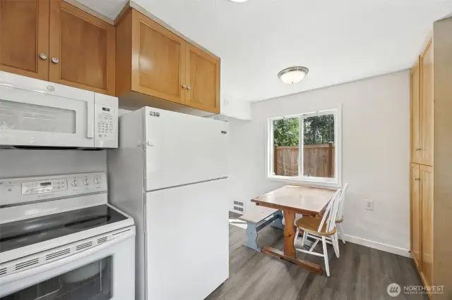Kitchen appliances stay.