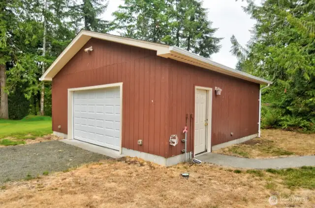 Great 24 x 24 garage/shop with 50 amp power