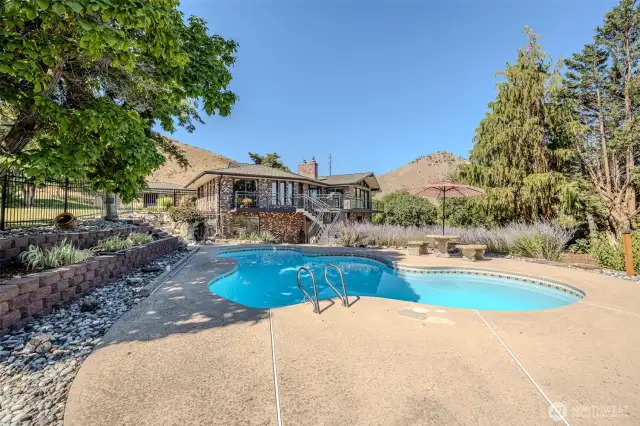 Entertaining space with pool