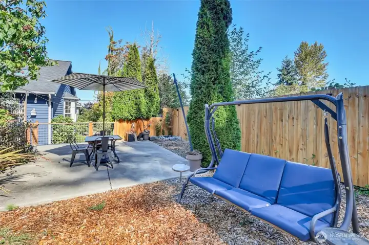 Entertain with ease in this versatile outdoor setup.