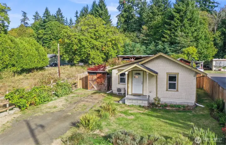 Charming bungalow on spcaious lot, with greens views and 2 sheds!