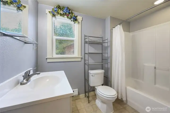 Full bathroom with window is delightful and clean!