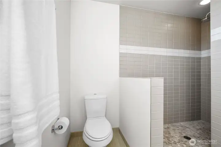 Primary Bath w/walk-in shower