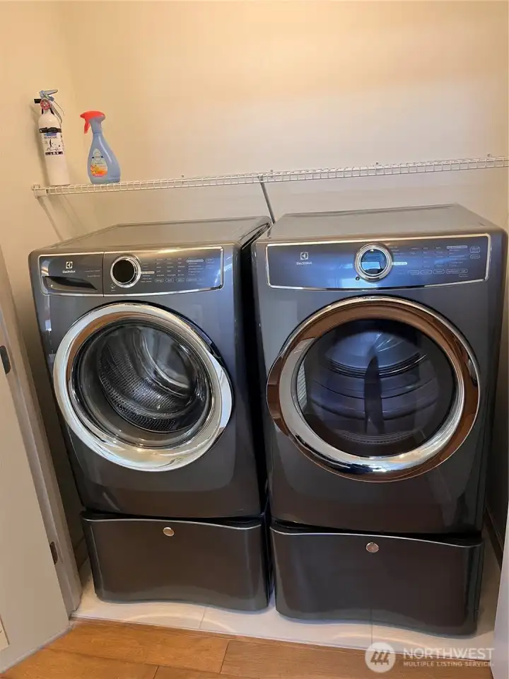 Full-size W/D outside the primary en-suite