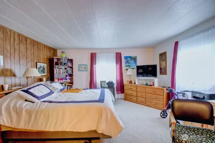 Spacious primary bedroom.