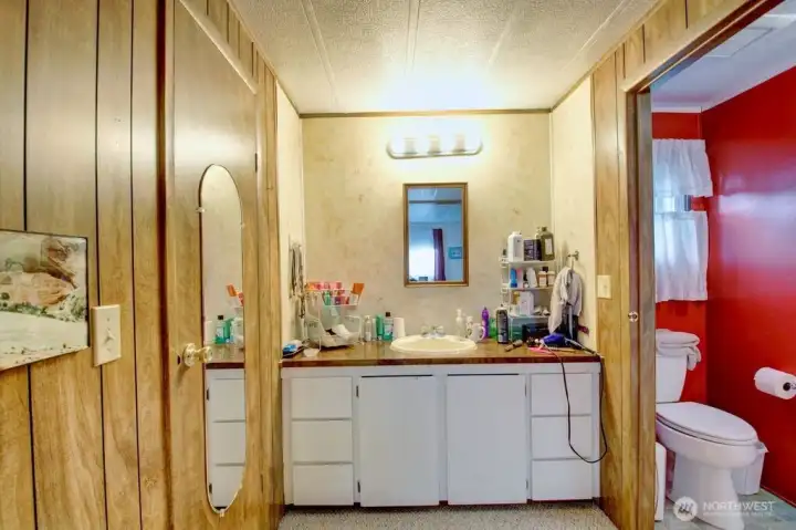 Primary en-suite bathroom.