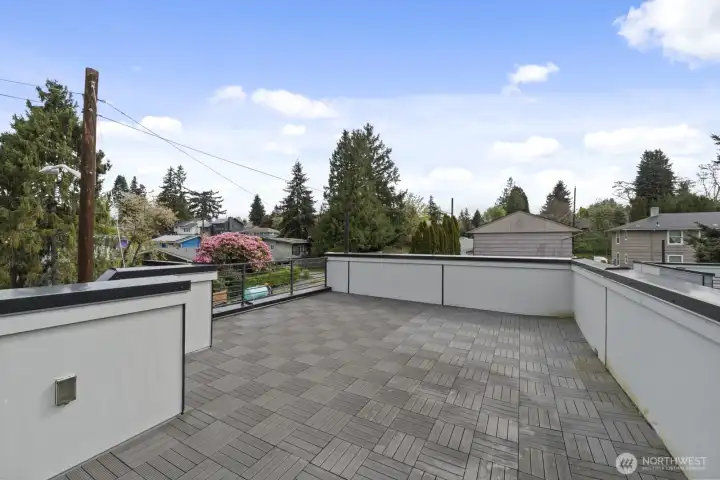 Large rooftop deck!