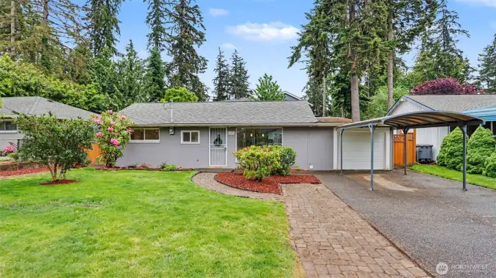 Welcome to this refreshed Renton rambler offering comfort, functionality, and easy access to everyday amenities.