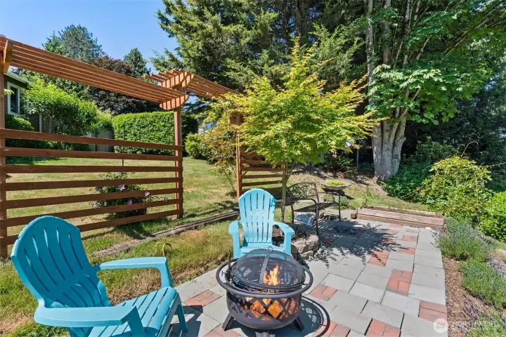 How could anyone miss this house when its front landscape has so much character?