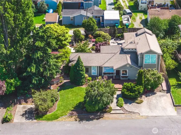 Over 10,000 Square Feet of Beautifully Landscaped Property! Over 10,000 Square Feet of Beautifully Landscaped Property!