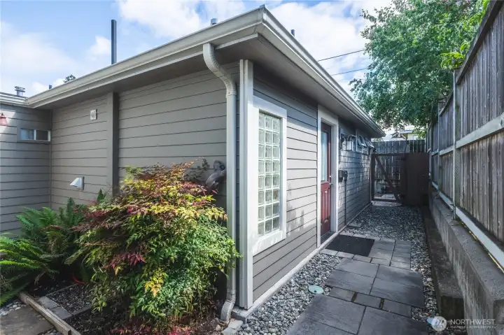 Guest Cottage with Private Parking/Entrance Guest Cottage with Private Parking/Entrance