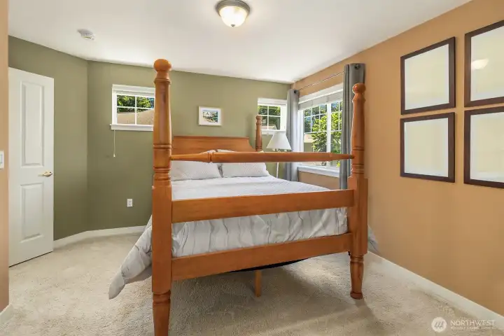 A charming 2nd Bedroom / Ensuite - Upstairs with windows looking out into the front yard area. A charming 2nd Bedroom / Ensuite - Upstairs with windows looking out into the front yard area.