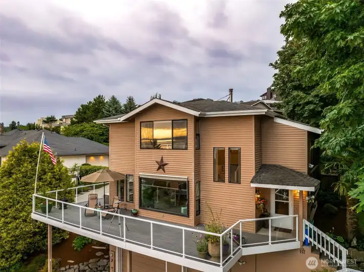 Expansive composite deck with glass railing for maximum viewing. Expansive composite deck with glass railing for maximum viewing.