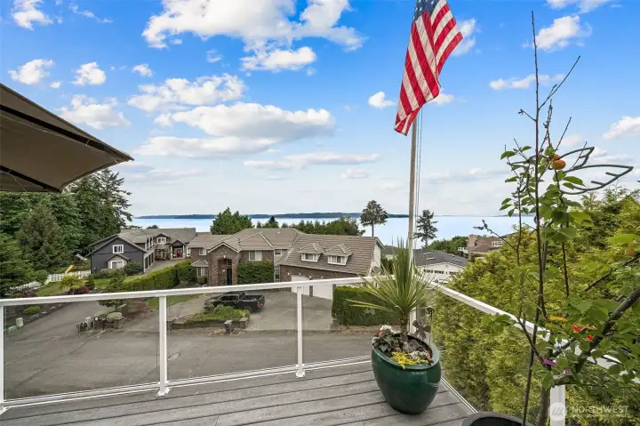 Glass deck railing for optimum views. Glass deck railing for optimum views.