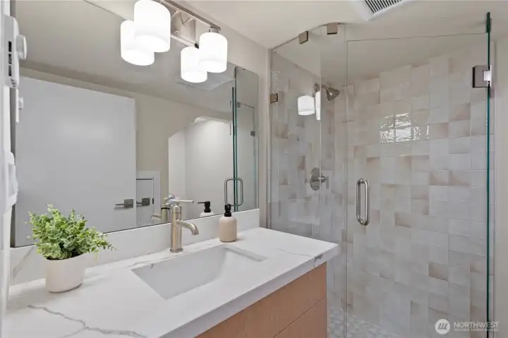 Lower level 3/4 bath.