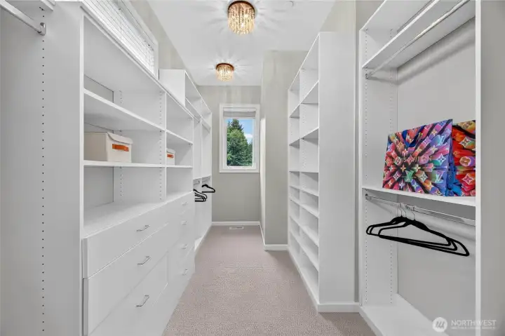 This closet is amazing! This closet is amazing!