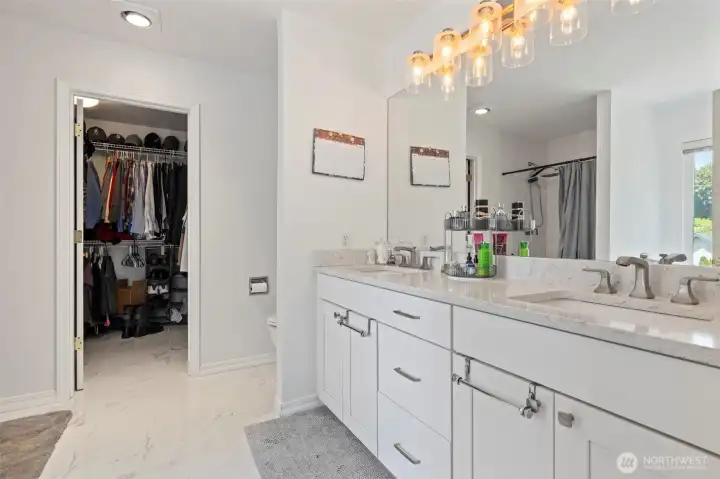 Ensuite bath, w/ dual vanities and walk-in closet