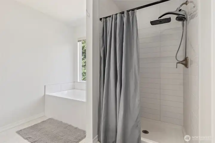 Soaking tub and seperate shower off of the primary suite
