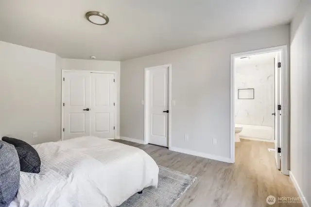 Primary Bedroom w/ walk in closet