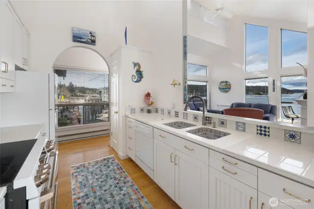 Bright and cheery kitchen, great for entertaining!