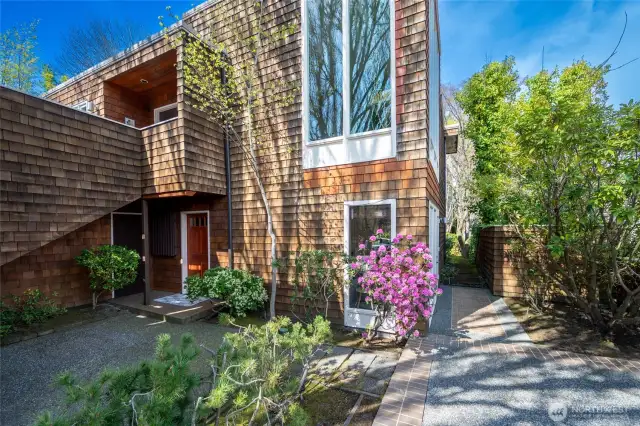 With only 2 units in the HOA, real exclusivity and serenity.