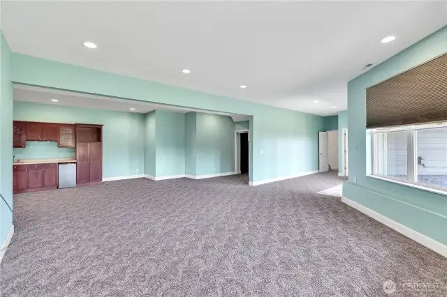 10 foot Basement Great room with Wet Bar