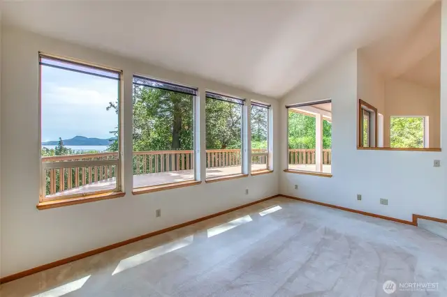 Living room, an incredible view of the water.