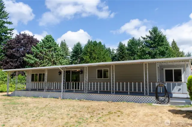 Welcome to this spacious double wide manufactured home with over 1400sqft of living space in delightful community of Horseshoe Lake Estates.