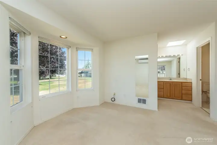 Greenbelt-oriented Primary Bedroom, Bay Window, Ensuite Bathroom, Walk-in Closet