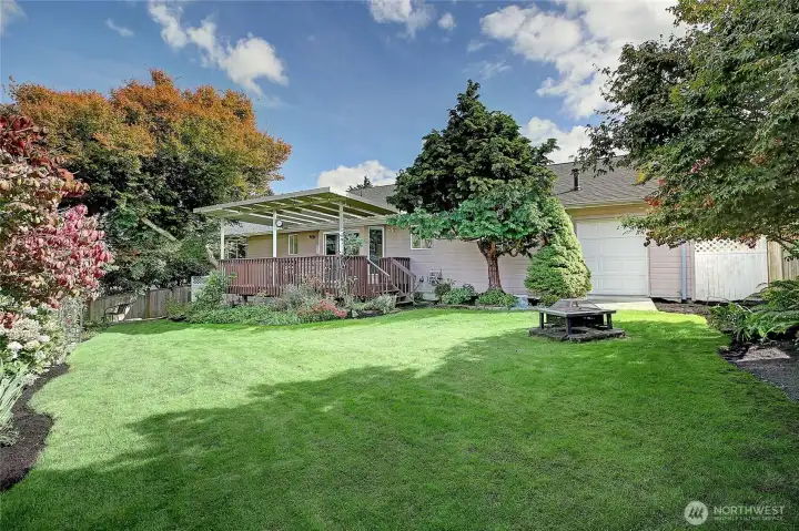 Gorgeous, Fenced and Private Backyard~