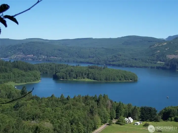 Beautiful Riffe Lake with park, boat launch, minuts away.