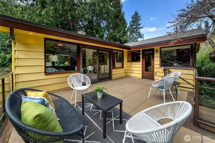 Enjoy your green surroundings! Entry from kitchen too!