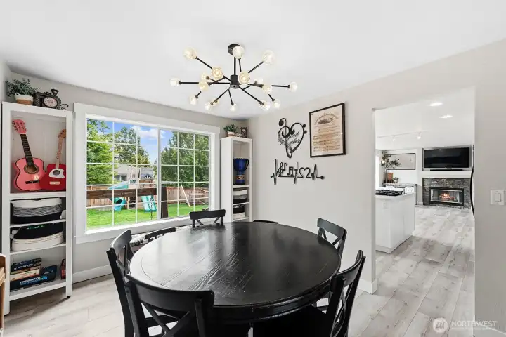 Dining room access into kitchen.